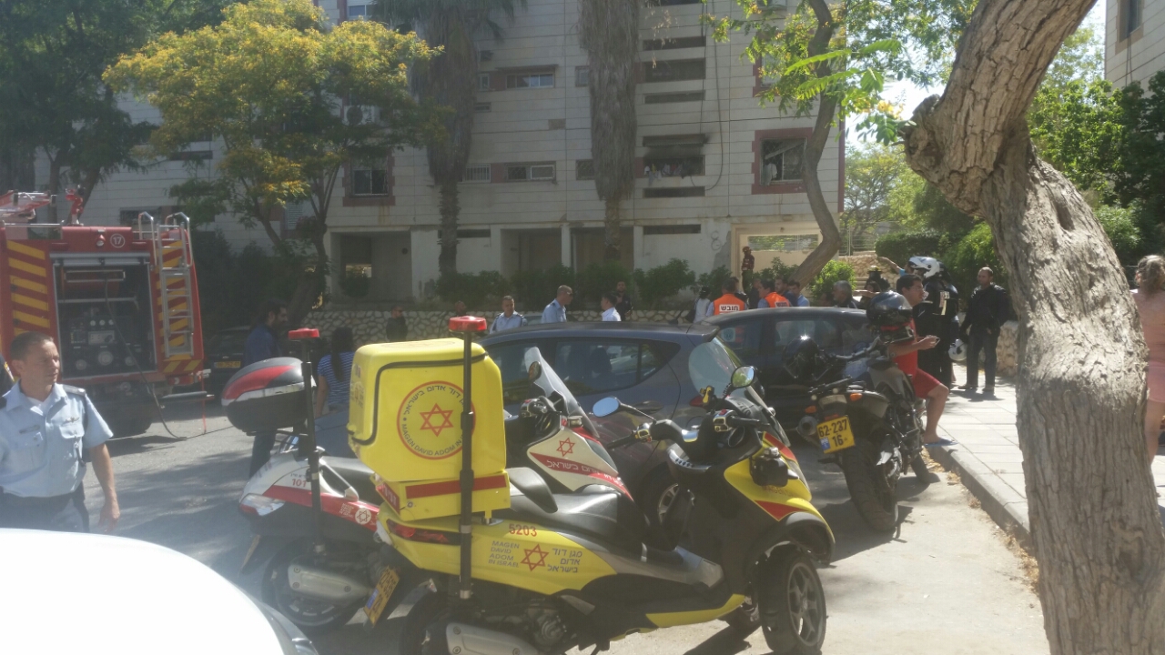 זירת הדליקה ברחבת אחזיה (צילום: רותם טביביאן - תיעוד מבצעי מד''א) 